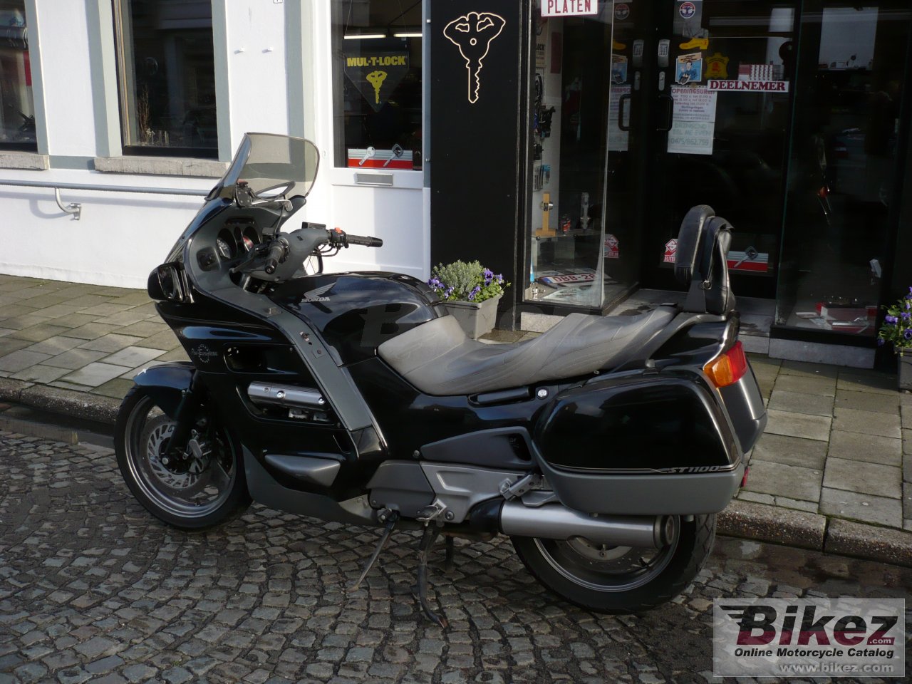 Big  st 1100 pan-european picture and wallpaper from Bikez.com